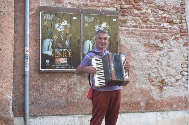 1.1464021093.venice---our-accordion-player
