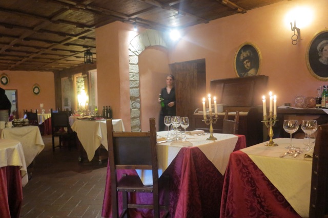 1.1464453115.castello-di-petroia---dining-room
