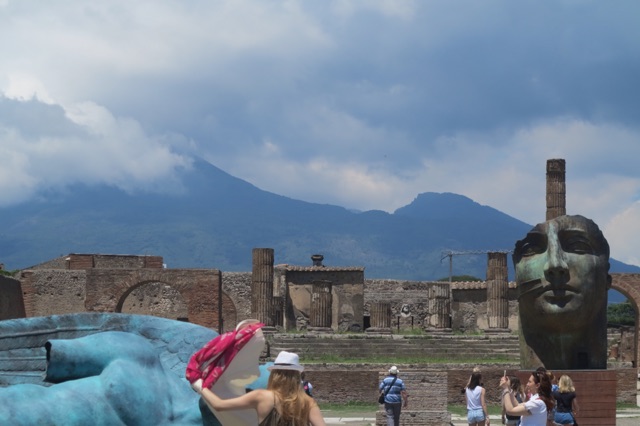 1.1464998400.pompeii---mt-vesuvius-and-mt-zuma