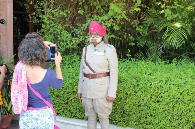 2.1413154004.restaurant-doorman